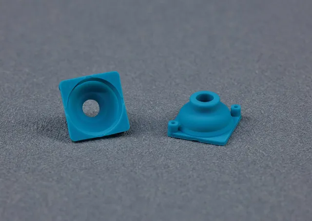 AEBoards 55g Teal Tactile Domes, zwei türkisblaue Silikon-Domes von oben und seitlich auf grauem Untergrund, Nahaufnahme
