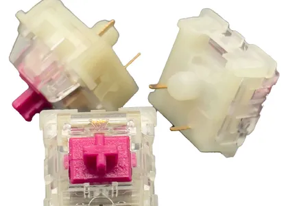 Drie KTT Red Wine switches in verschillende posities – roze stem en transparante behuizing