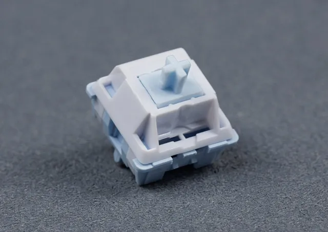 HMX T-Rex Switch, weißes Top Housing, hellblaues Bottom Housing und Stem, Schrägansicht