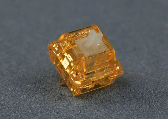 Wingtree Golden Apple V2 Switch, bernsteinfarbenes transparentes Housing, cremefarbener Stem, Schrägansicht