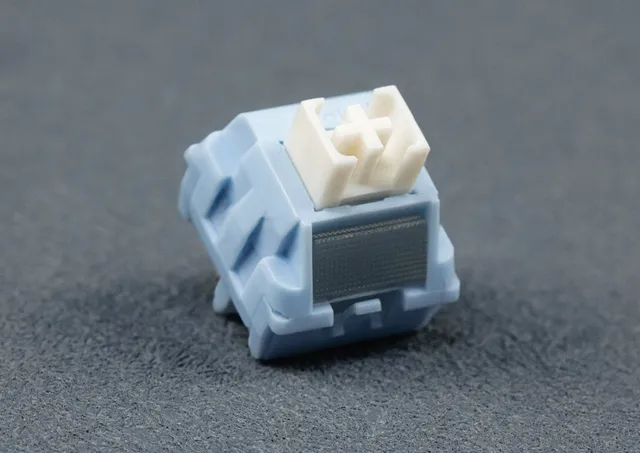 Wingtree x Lichicx Yoghurt Switch, hellblaues Top und Bottom Housing, cremefarbener Stem, Schrägansicht