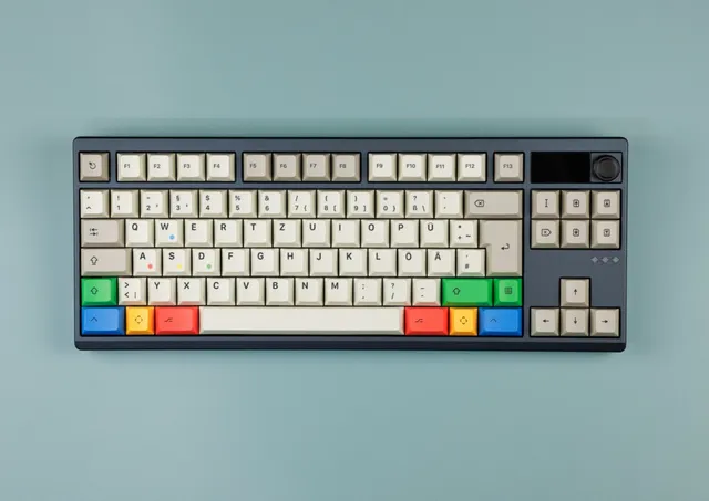 ZoomTKL Dyna, Draufsicht mit blaugrauem Case, Display, Drehknopf und bunten Keycaps im ISO-DE-Layout