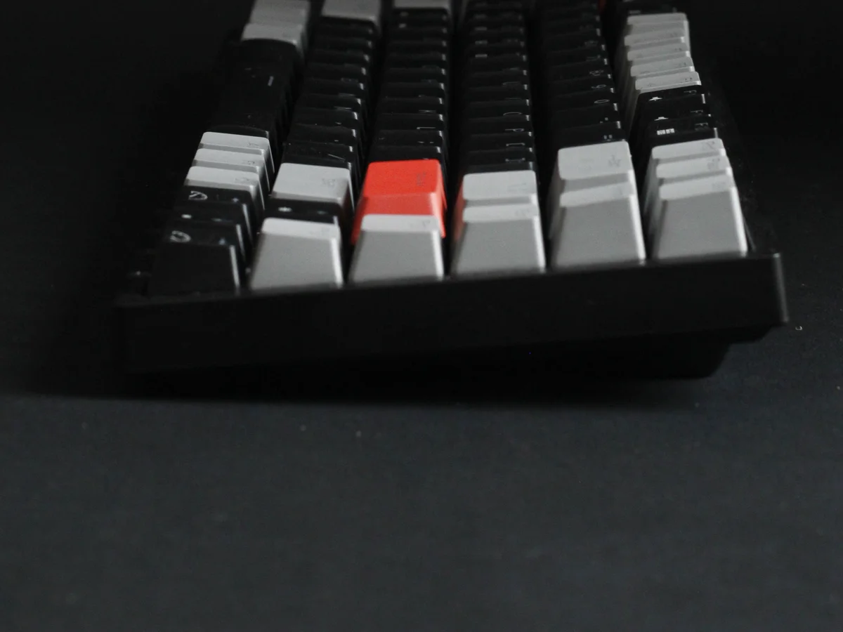 Side profile showing the front-to-back angle and height of a keyboard